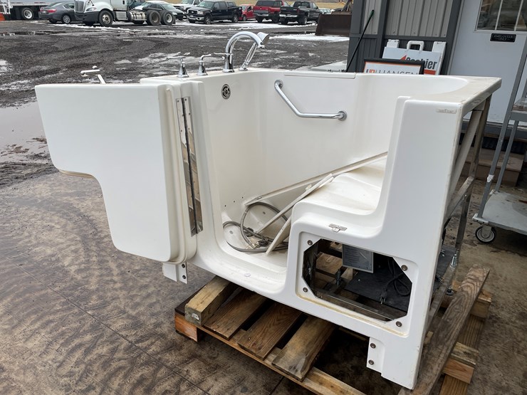 #1324-•-safety-tubs-walk-in-bathtub-image-9