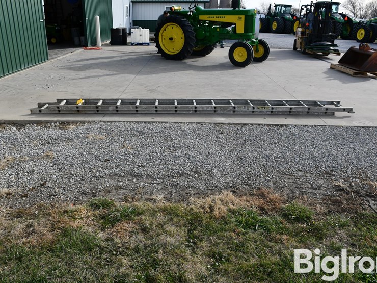 werner-d-1232-2-32'-ladder-image-4