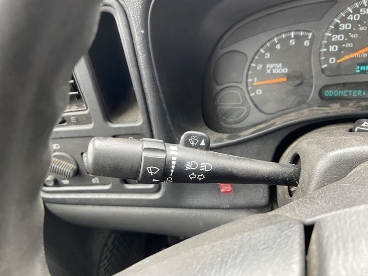 2004-chevrolet-silverado-4x4-pickup-image-26