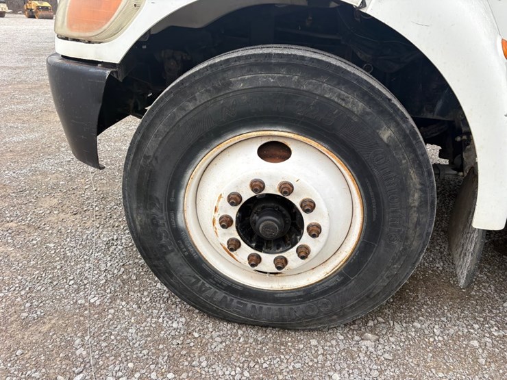 2007-peterbilt-335-image-13