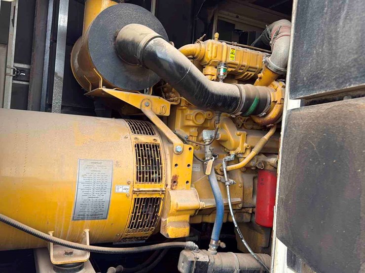 2012-caterpillar-15-image-11