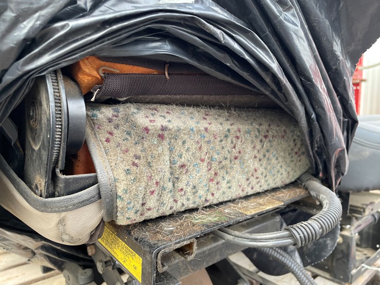 #1319-•-(4)-air-ride-seats-image-5