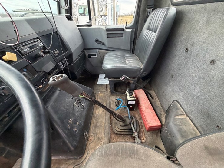 1995-international-8200-image-26