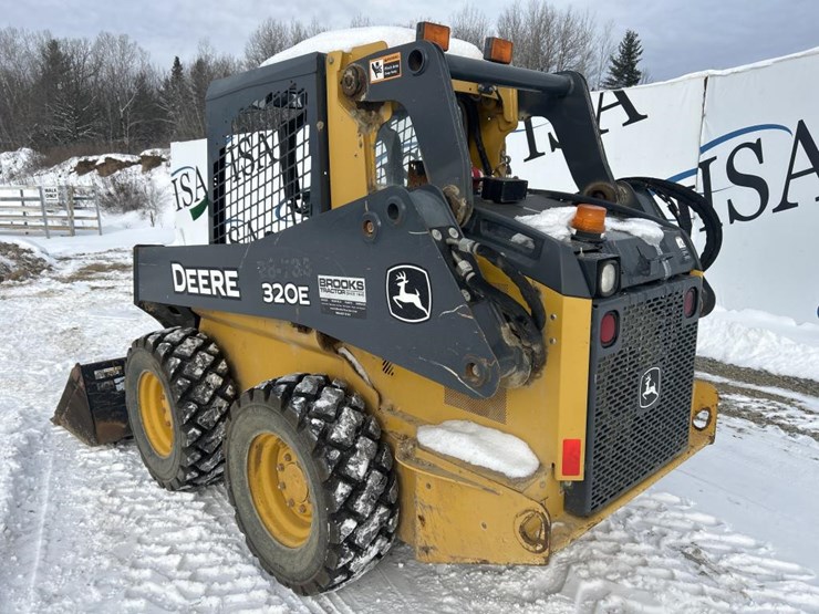 deere-320e-image-3