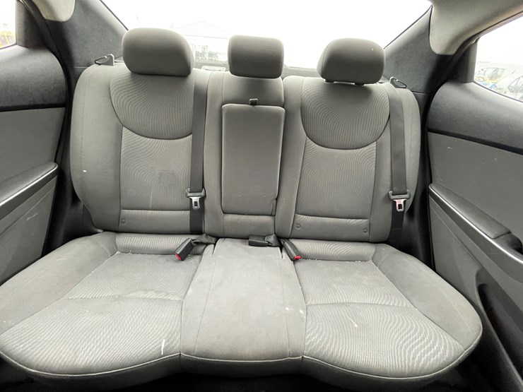 #1048-•-2015-hyundai-elantra-sedan-(has-wi-title)-image-9