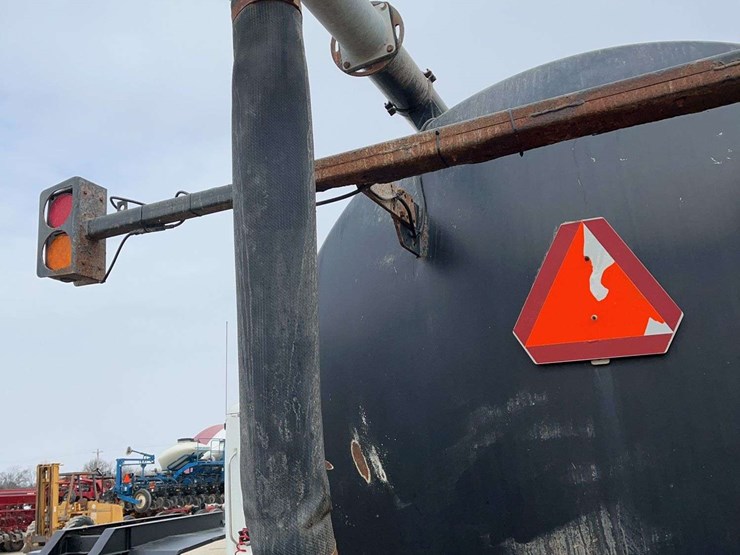 balzer-manure-tank-with-raven-computer-control,-for-knifing-in-manure,-6800-gallon-tank,-hydraulic-pump,-no-pto-image-12