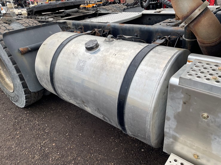 #1000-•-2015-international-tandem-axle-day-cab-semi-tractor-(has-wi-title)-image-16