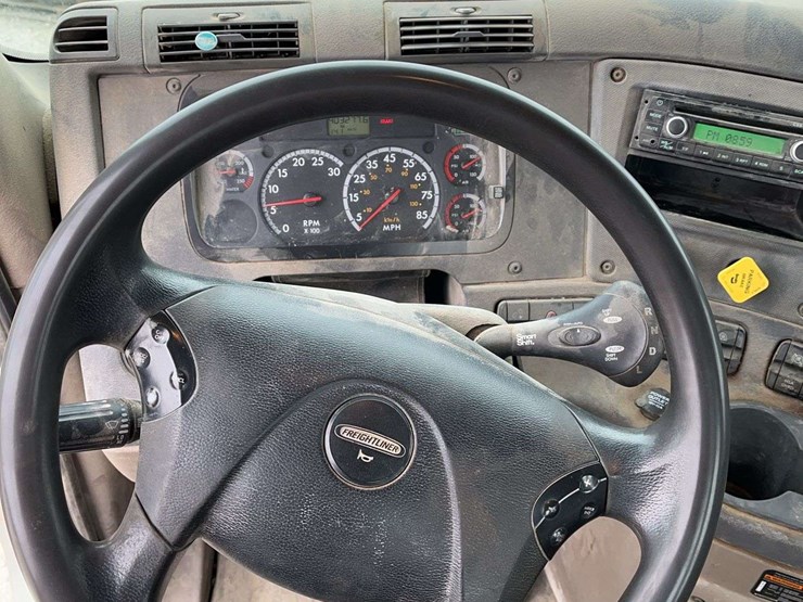 2014-freightliner-cascadia-125-image-21