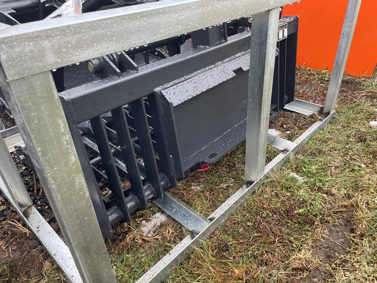 #1166-•-unused,-landhonor-mini-skidsteer-grapple-bucket-image-3