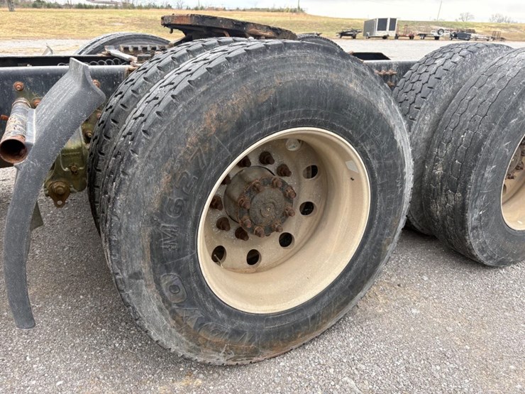 #30702-•-2011-volvo-vnl-tandem-axle-truck-tractor-image-9