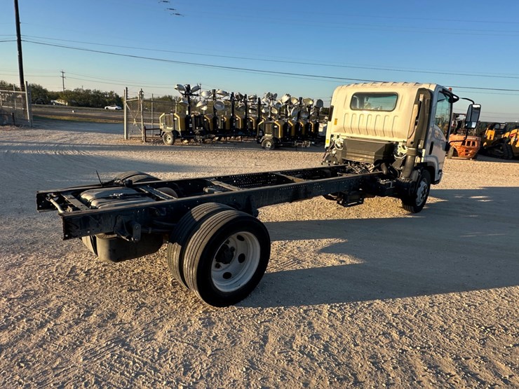 2021-isuzu-npr-image-5