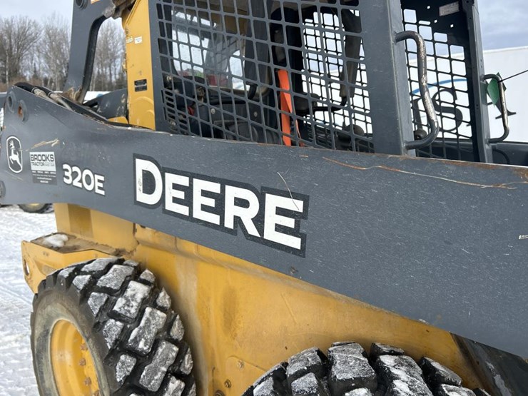 deere-320e-image-18