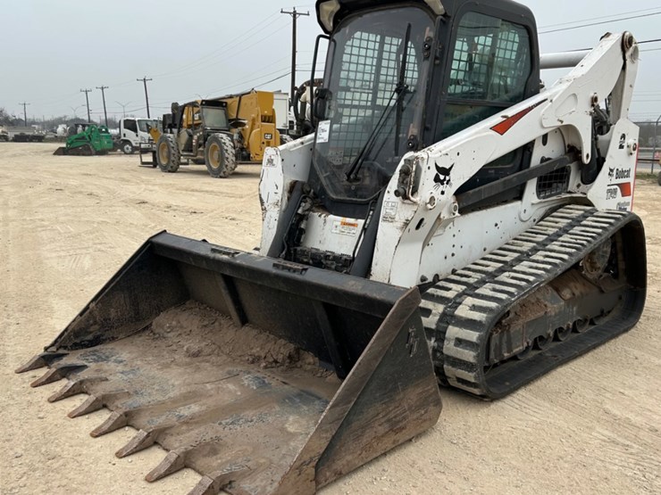 2019-bobcat-t740-image-1