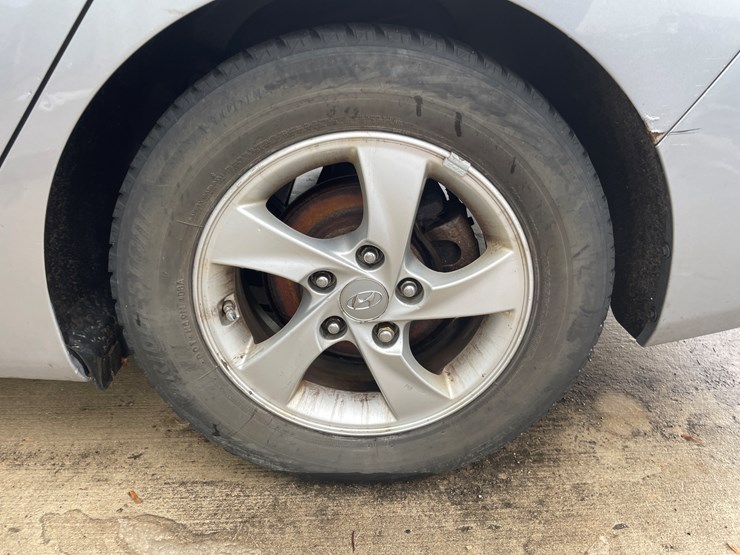 #1048-•-2015-hyundai-elantra-sedan-(has-wi-title)-image-27