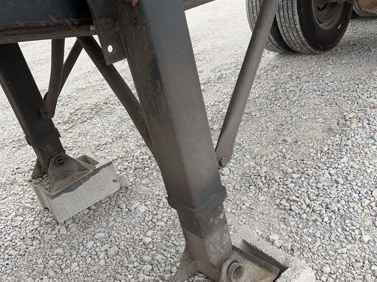 1990-east-28ft-dump-trailer,-new-hoist,-like-new-tires,-and-newer-tarp,-newer-tarp-bows,-good-liner,-really-good-shape-for-the-year,-good-shape,-just-downsizing-image-13