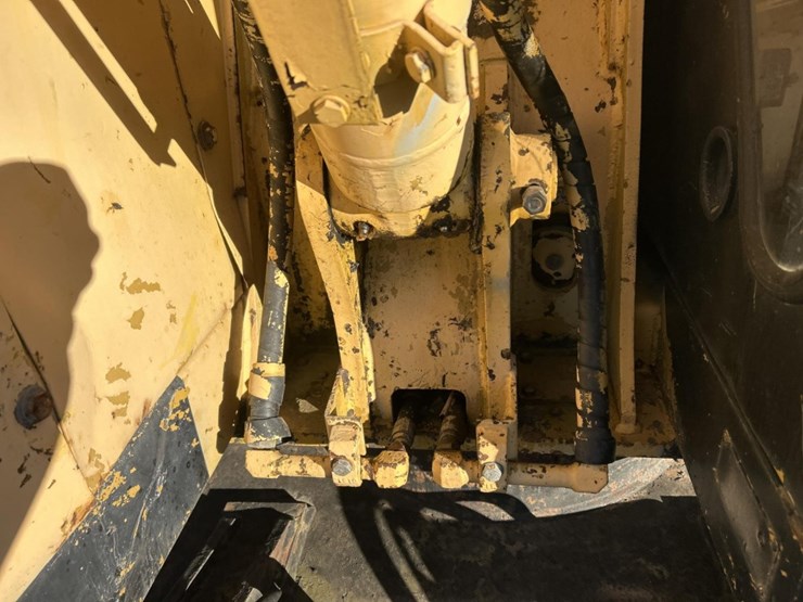 caterpillar-307-image-31