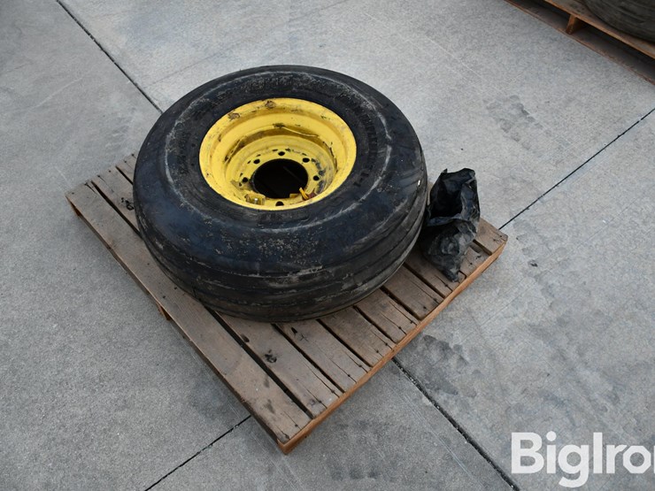 farm-implement-12.5l-15sl-tire-on-8-bolt-rim-image-1