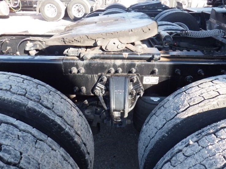 2017-peterbilt-587-image-9