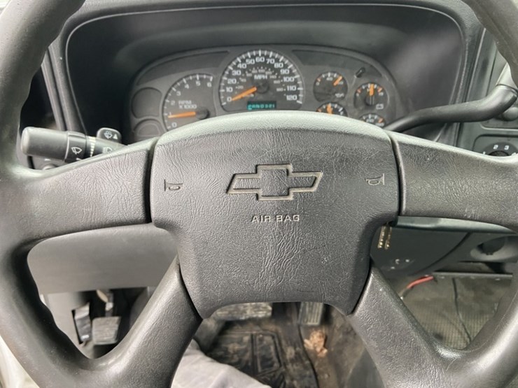 2004-chevrolet-silverado-4x4-pickup-image-23