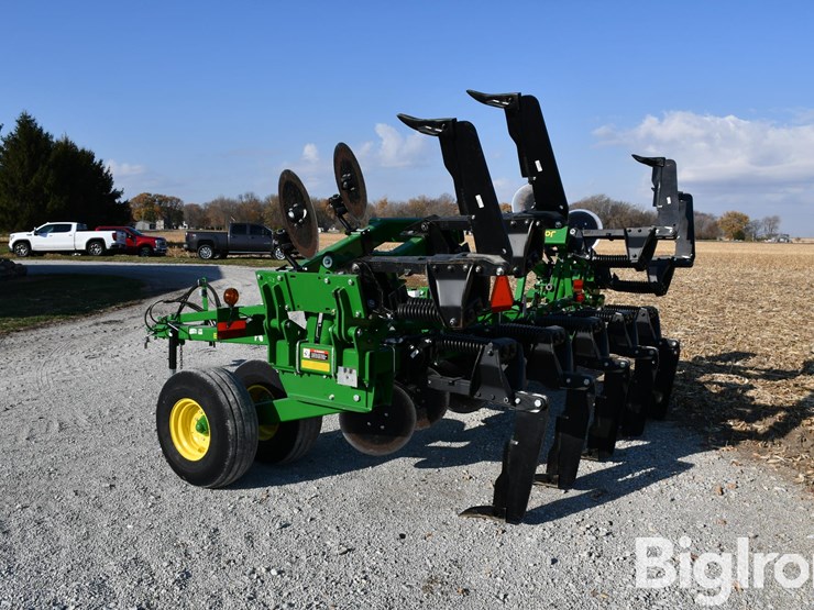 2024-john-deere-2100-image-7