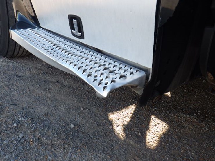 2017-peterbilt-587-image-19