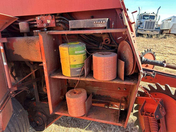 hesston-560-image-17