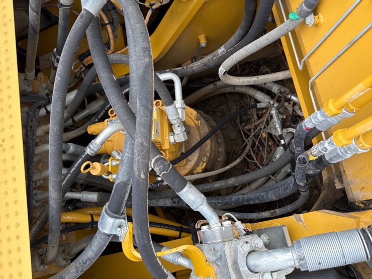 2021-caterpillar-330-image-27