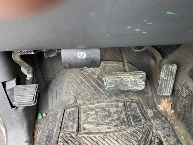 2004-chevrolet-silverado-4x4-pickup-image-30