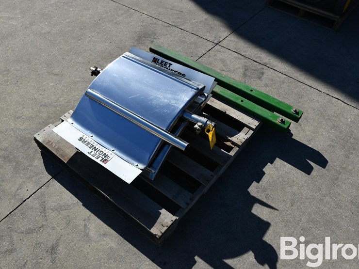 fleet-engineers-2-fenders-and-2-brackets-image-1