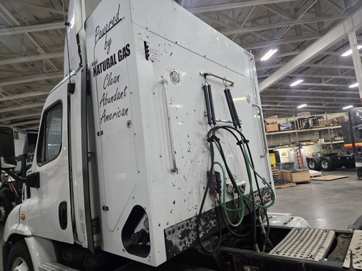 #2298-•-2015-freightliner-cascadia-day-cab-truck-tractor-image-20