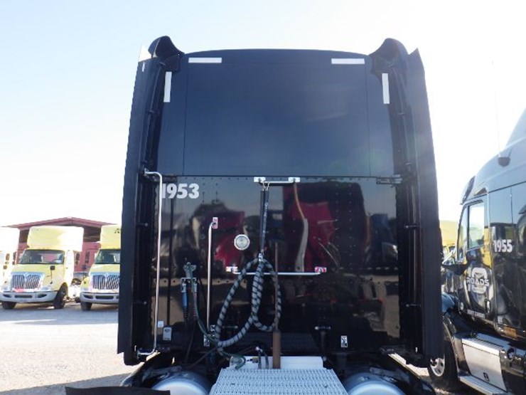 2017-peterbilt-587-image-14