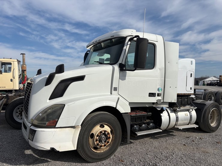 #30707-•-2016-volvo-single-axle-truck-tractor-image-1