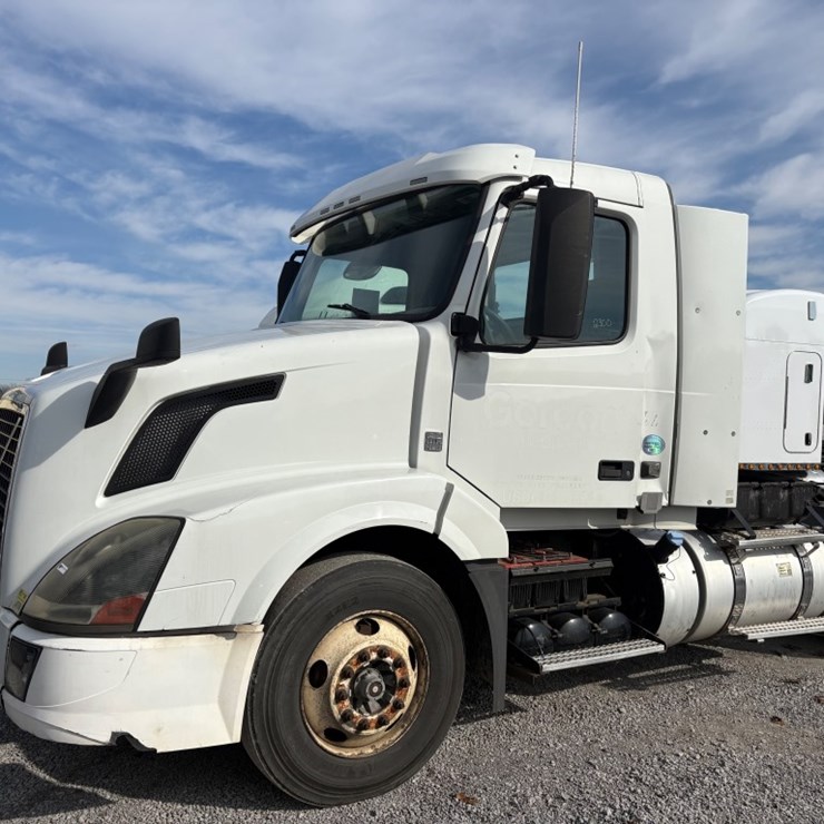#30707 • 2016 VOLVO SINGLE AXLE TRUCK TRACTOR