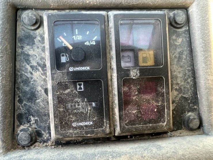 2004-gehl-dl10h44-image-21