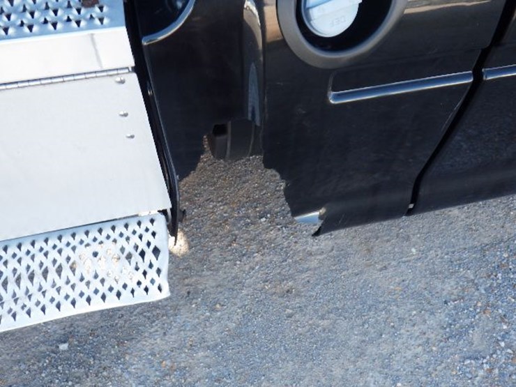 2017-peterbilt-587-image-18