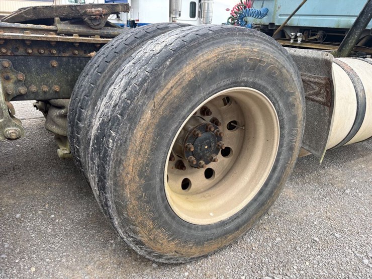 #30702-•-2011-volvo-vnl-tandem-axle-truck-tractor-image-12