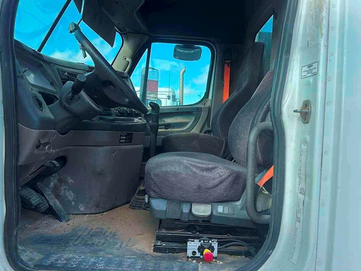 2014-freightliner-cascadia-image-9