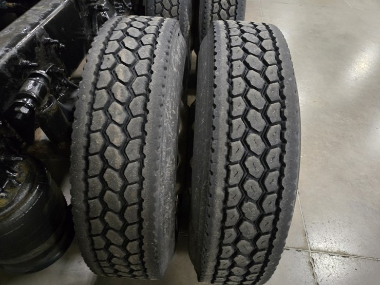 #2295-•-2016-freightliner-cascadia-day-cab-truck-tractor-image-76