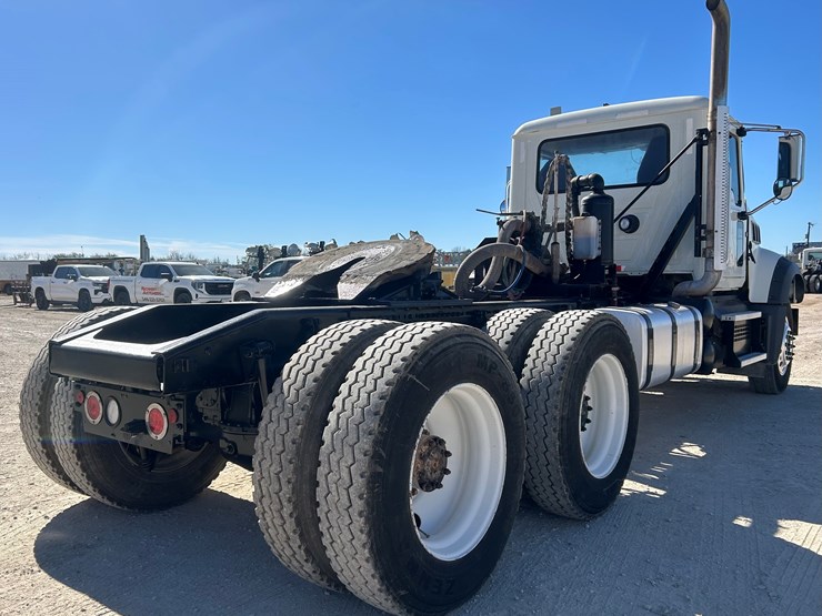 2020-mack-gr64ft-daycab-image-4