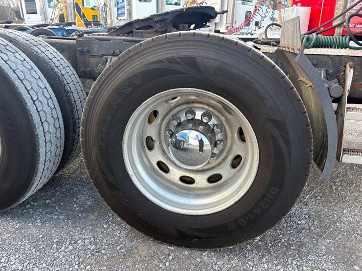 2007-peterbilt-379-image-10