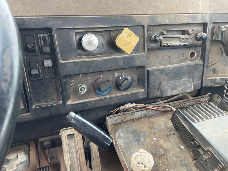 #1015-•-1992-navistar-international-transportation-flatbed-truck-(has-wi-title)-image-46