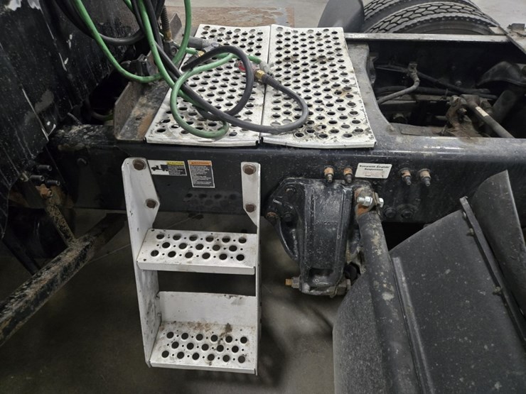 2015-kenworth-t680-image-26