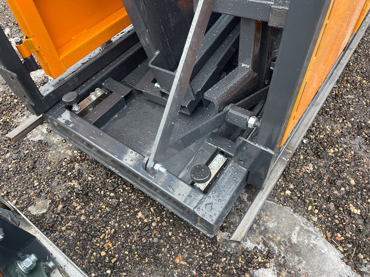 #1162-•-unused,-landhonor-10'-cattle-squeeze-chute-image-6