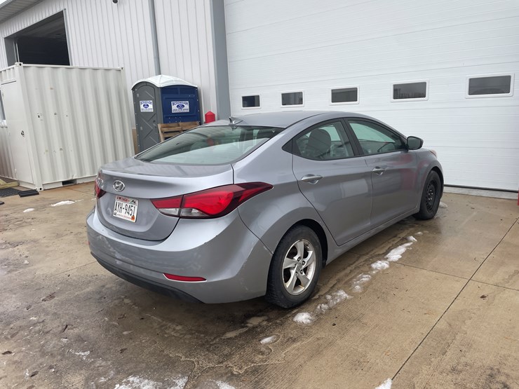 #1048-•-2015-hyundai-elantra-sedan-(has-wi-title)-image-4