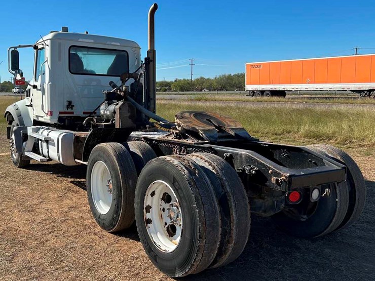 2020-mack-granite-image-6