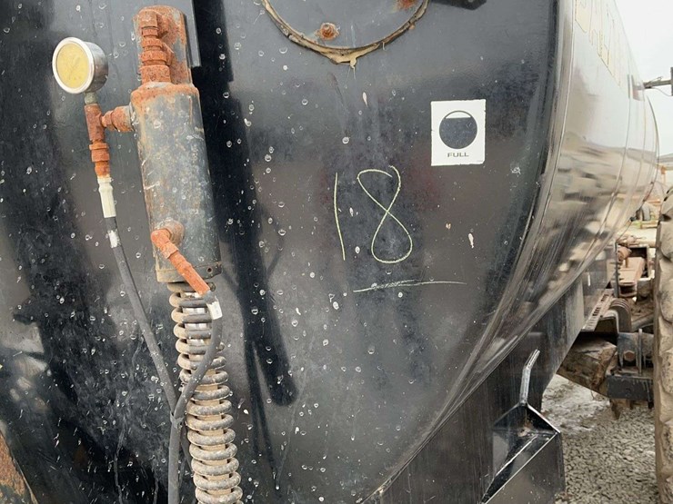 balzer-manure-tank-with-raven-computer-control,-for-knifing-in-manure,-6800-gallon-tank,-hydraulic-pump,-no-pto-image-15