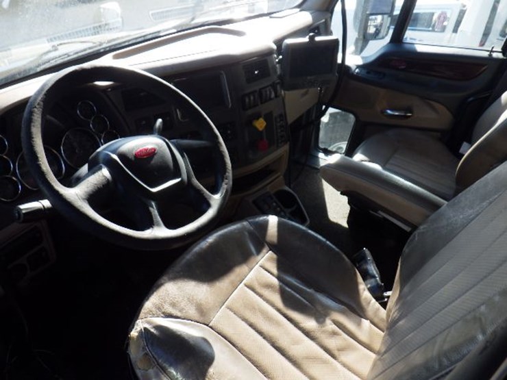 2017-peterbilt-587-image-19