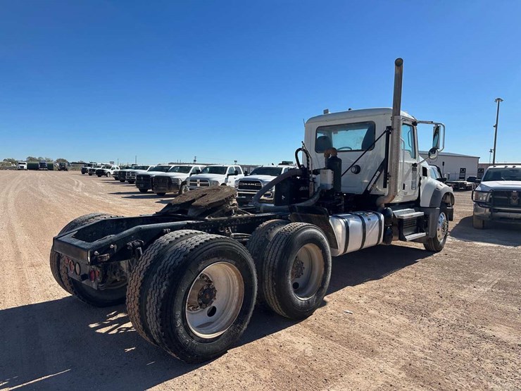 2020-mack-granite-image-2