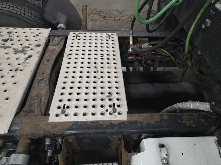 #2298-•-2015-freightliner-cascadia-day-cab-truck-tractor-image-30