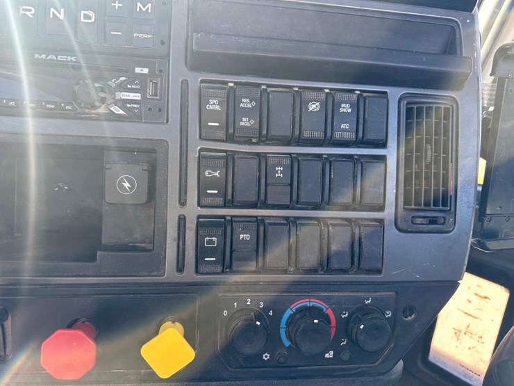 2020-mack-granite-image-8